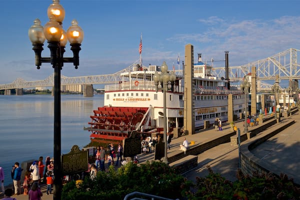 Belle of Louisville mettant en vedette ferry et baie ou port aussi bien que petit groupe de personnes