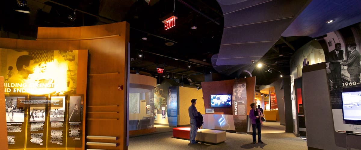 Centro Muhammad Ali ofreciendo vistas interiores y también una pareja