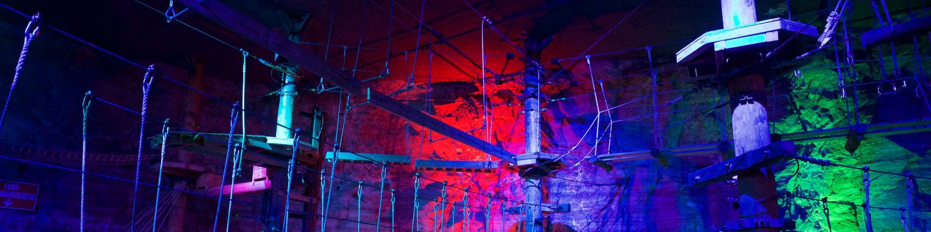 Louisville Mega Cavern welches beinhaltet Höhlen