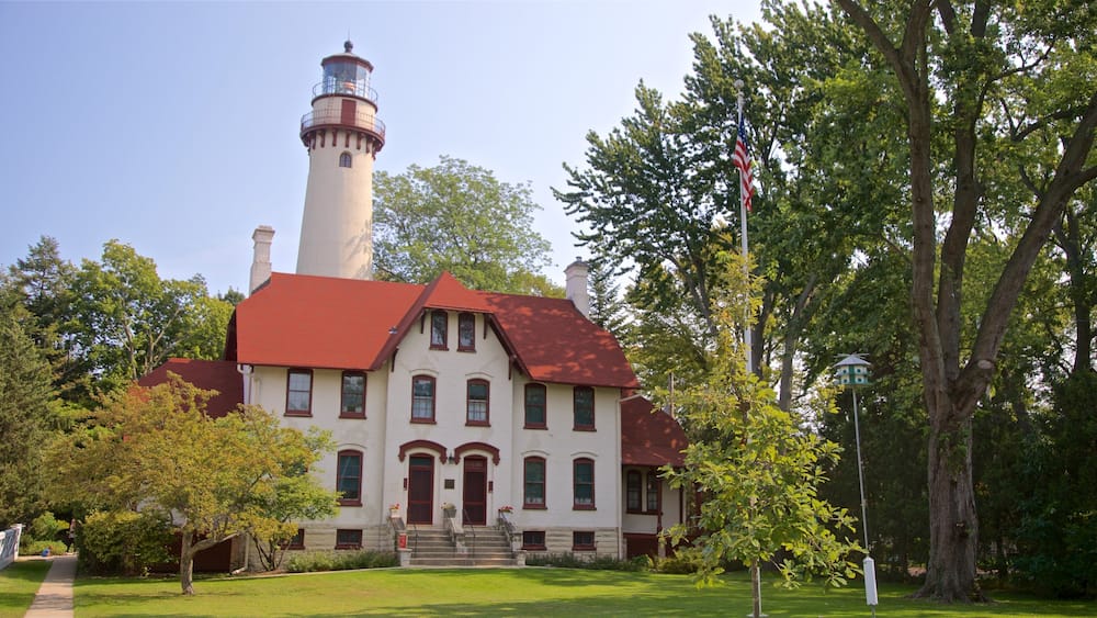 Phare de Grosse Point mettant en vedette maison et phare