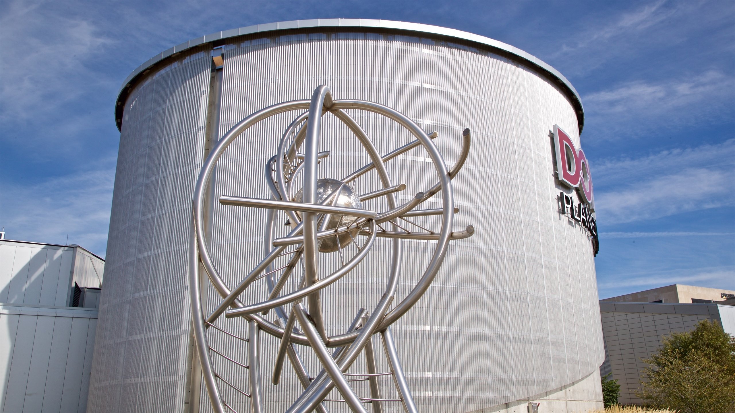 Peoria Riverfront Museum showing outdoor art