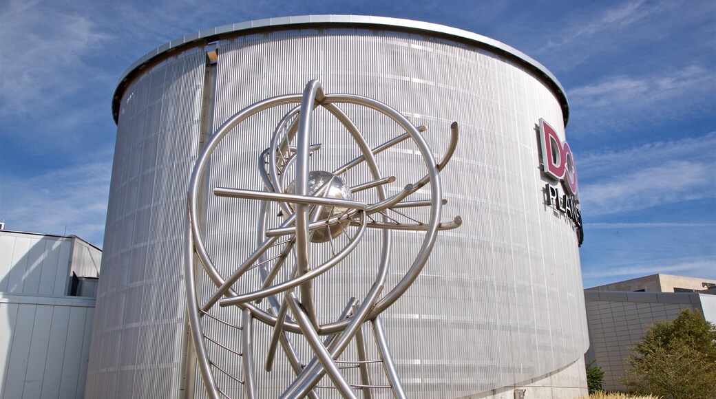 Museo Peoria Riverfront mostrando arte al aire libre