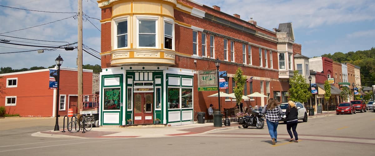 Utica showing heritage elements and street scenes as well as a couple