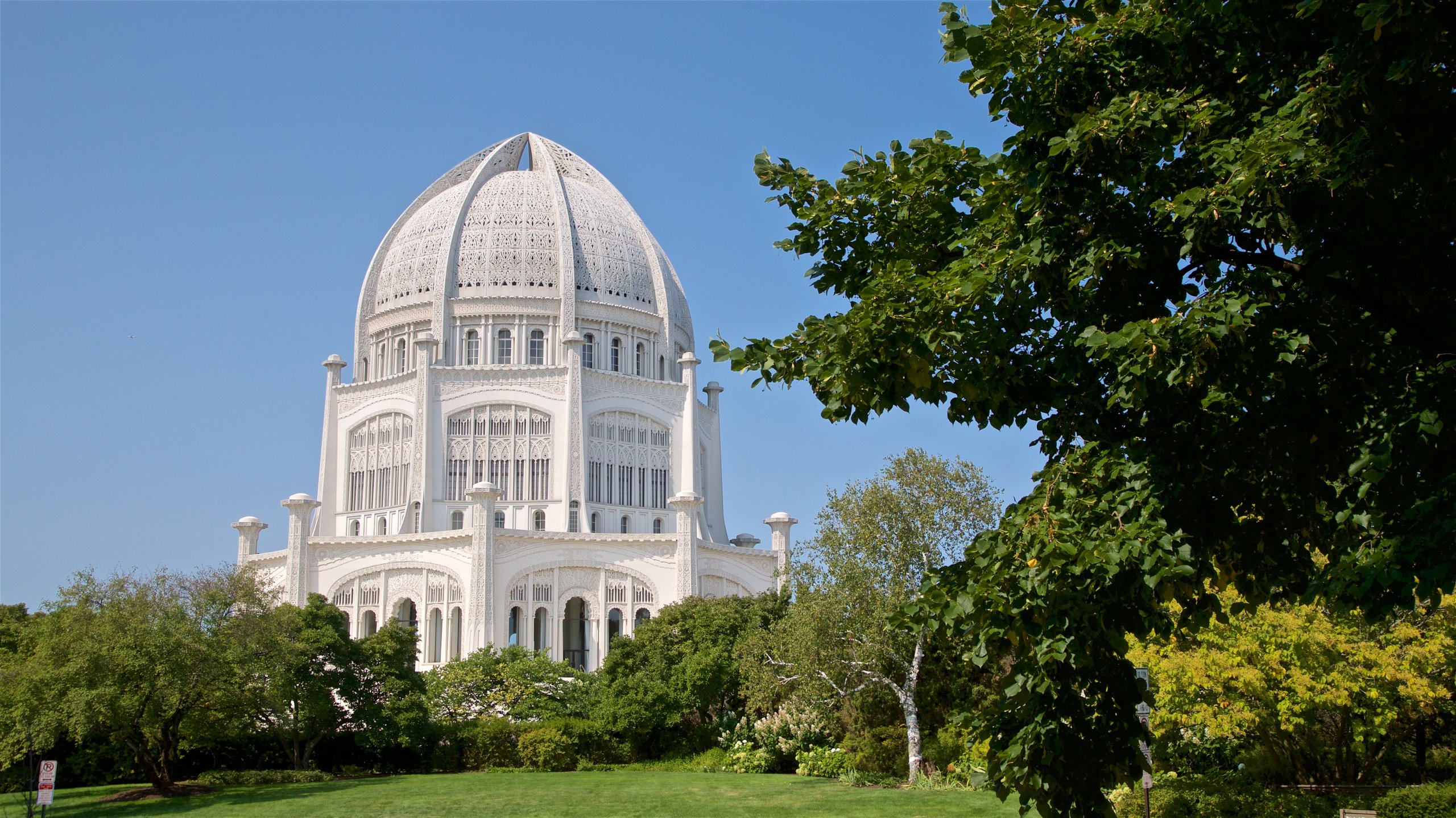 Baha\'i hus för tillbedjan som visar historisk arkitektur och en park