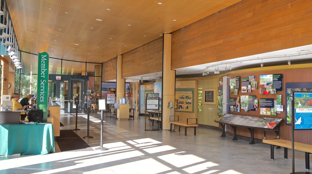 Morton Arboretum que incluye vistas interiores