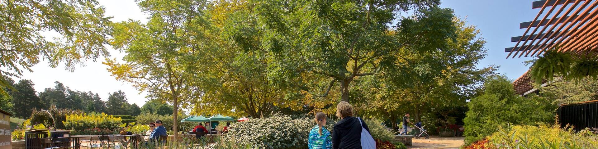 Morton Arboretum mit einem Garten und Wildblumen sowie Familie