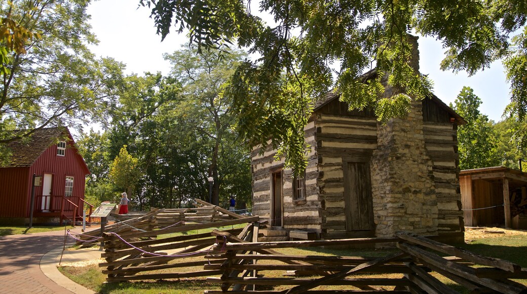 Naper Settlement Museum som visar historiska element och ett hus