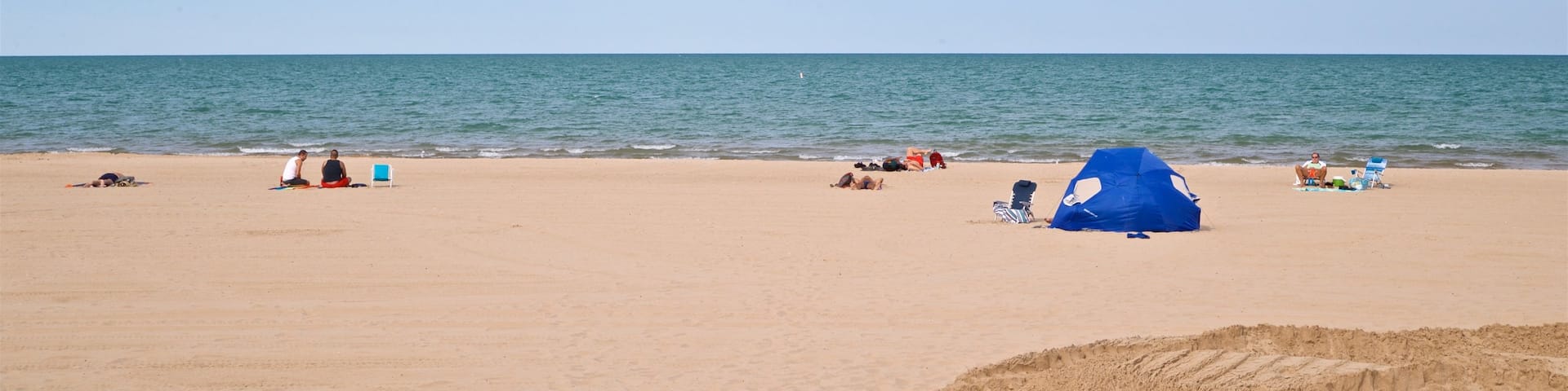 Plage de Kathy Osterman Beach qui includes vues littorales et plage aussi bien que petit groupe de personnes