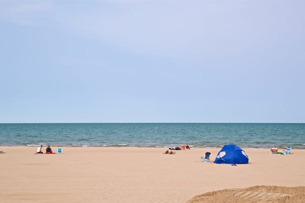 Plage de Kathy Osterman Beach qui includes vues littorales et plage aussi bien que petit groupe de personnes