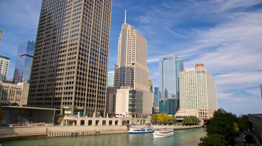 Paseo del río Chicago mostrando una ciudad, un ferry y un río o arroyo