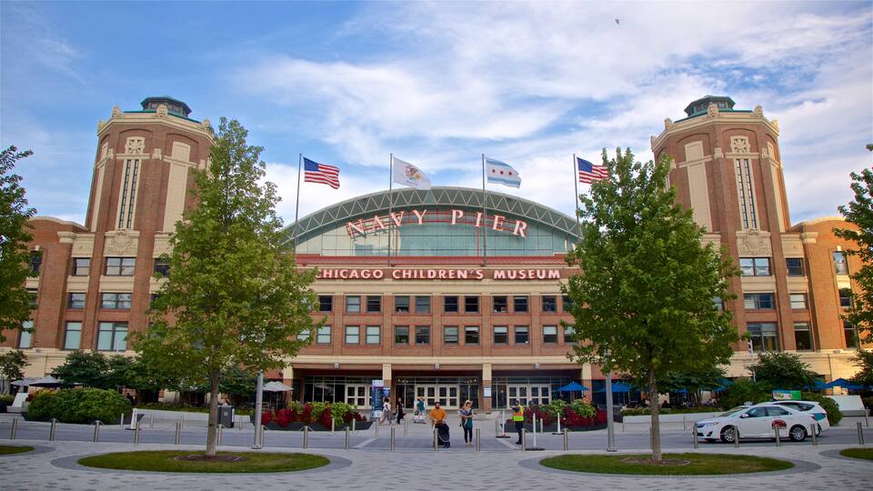 Navy Pier som omfatter skiltning