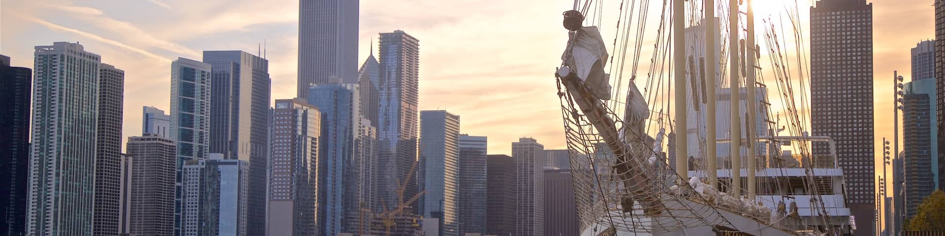 Navy Pier mit einem Sonnenuntergang, Hochhaus und Bucht oder Hafen