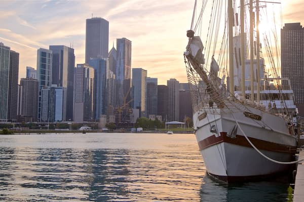 Navy Pier mit einem Sonnenuntergang, Hochhaus und Bucht oder Hafen