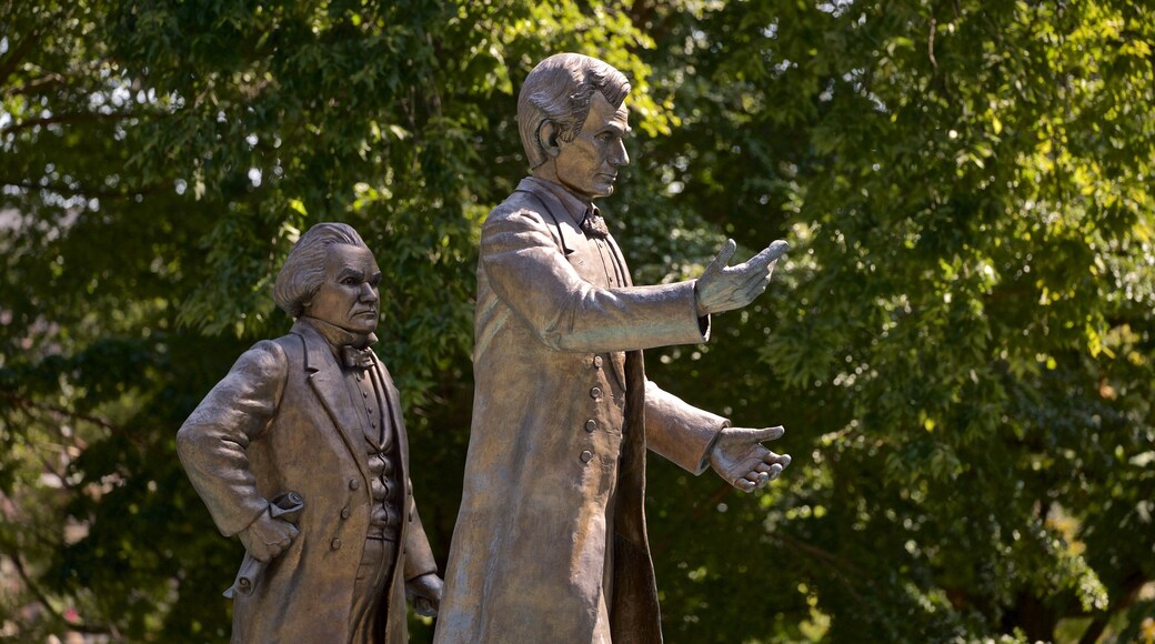 Washington Square Park showing a statue or sculpture