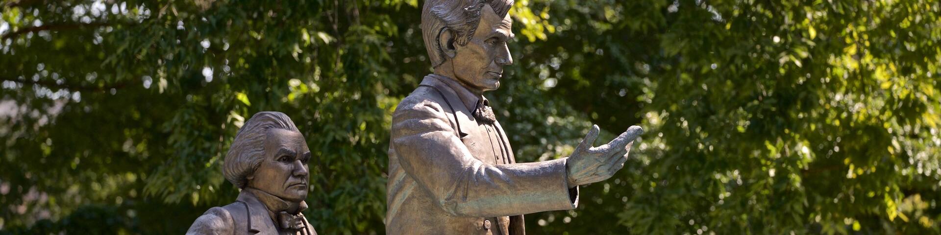 Washington Square Park showing a statue or sculpture