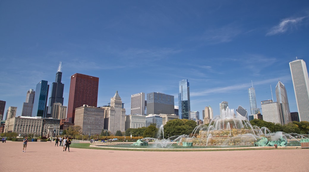 Buckingham Fountain which includes a high rise building, a fountain and a square or plaza