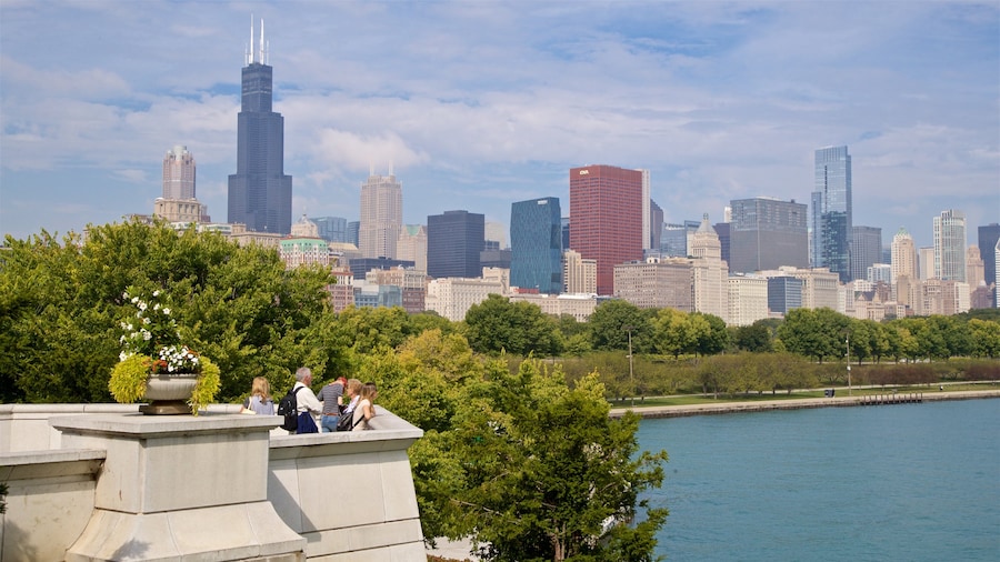 Northerly Island Park som inkluderar utsikter, en å eller flod och en stad