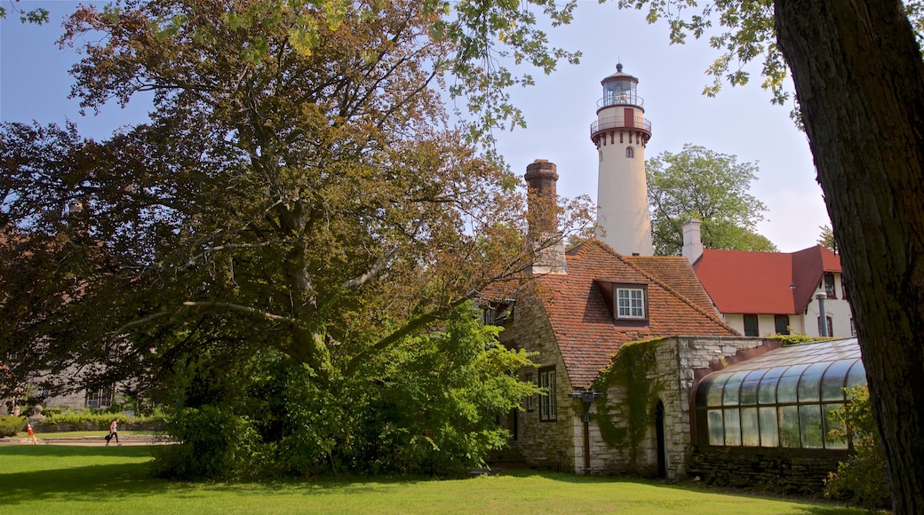 Faro de Grosse Point mostrando un jardín y un faro