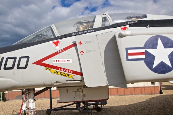 Prairie Aviation Museum montrant articles militaires et avion