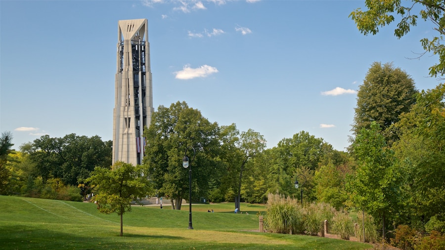 Moser Tower and Millennium Carillon mostrando um jardim