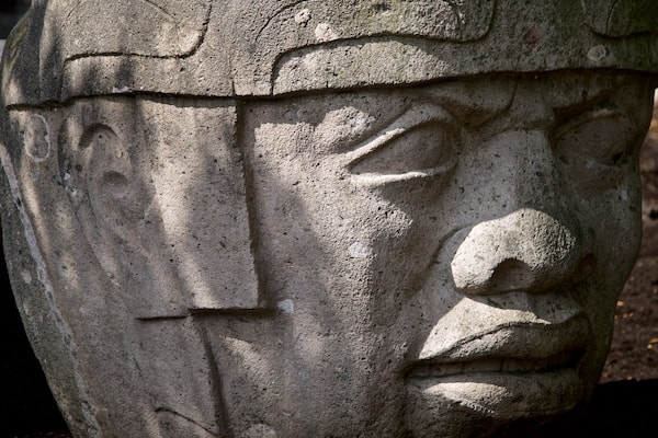 Olmec Head No 8 johon kuuluu ulkotaide