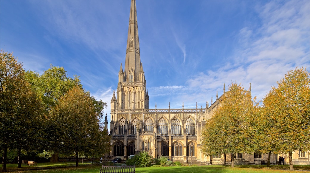 St. Mary Redcliffe Church som omfatter historiske bygningsværker og en kirke eller en katedral