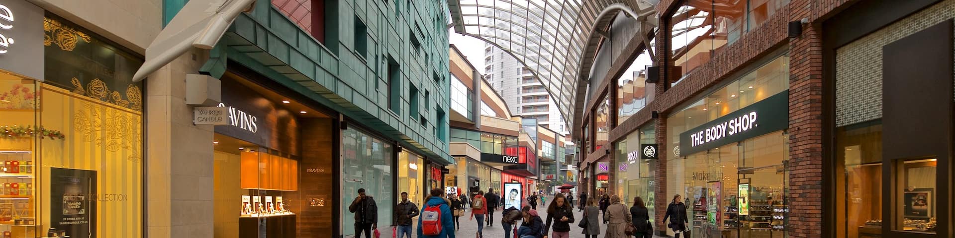 Centre commercial Cabot Circus mettant en vedette scĂšnes de rue et shopping aussi bien que petit groupe de personnes