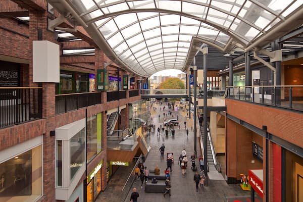 Cabot Circus Shopping Centre das einen Innenansichten und Einkaufen