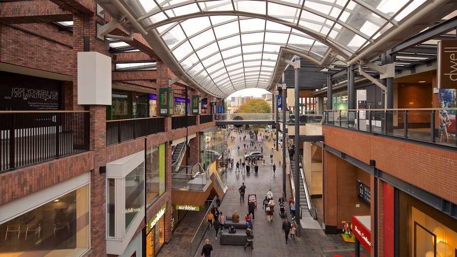 Cabot Circus Shopping Centre som visar shopping och interiörer