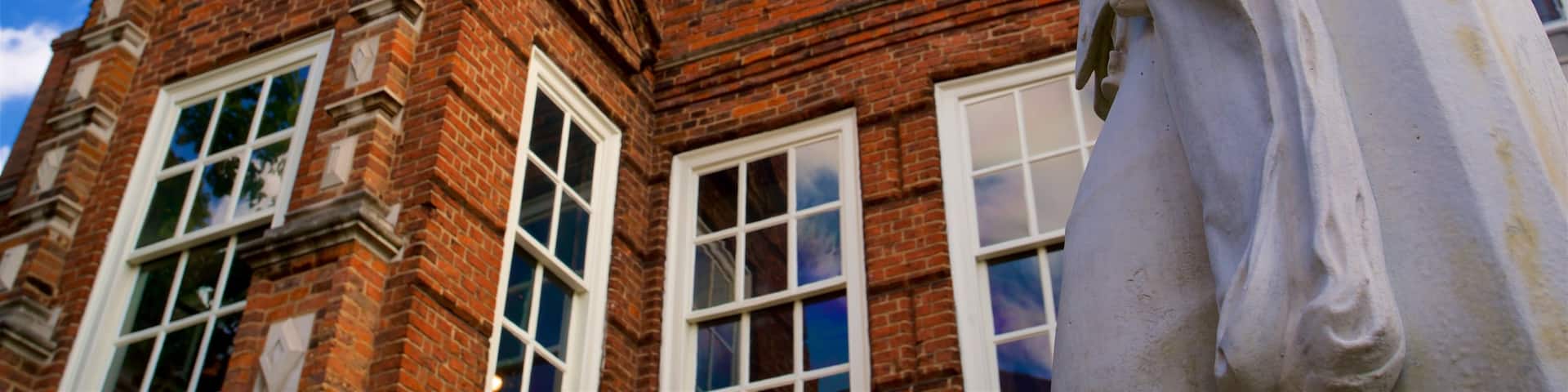 Wilberforce House Museum which includes a statue or sculpture