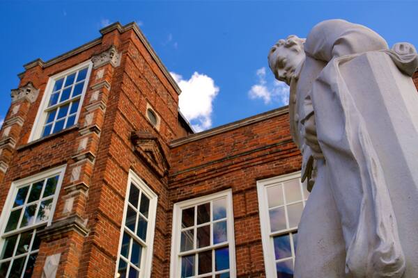 Wilberforcen kotimuseo joka esittää patsas tai veistos