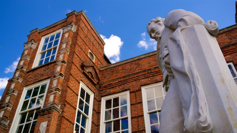 Wilberforce House Museum featuring a statue or sculpture