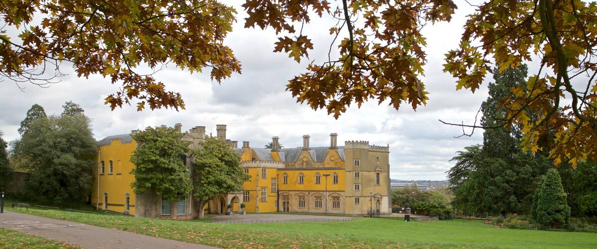 Ashton Court Mansion que incluye jardín, una casa y elementos patrimoniales