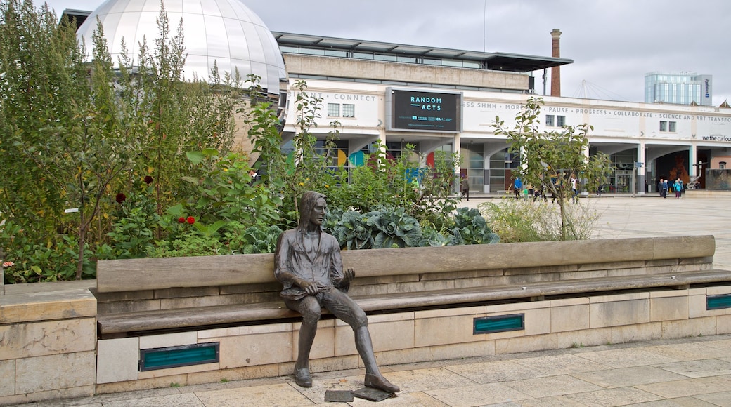 Plaza del Milenio ofreciendo arte al aire libre y una estatua o escultura