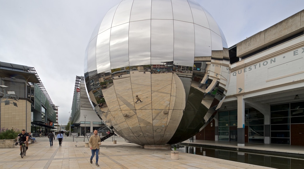 Millenium Square que incluye escenas cotidianas y arte al aire libre y también un grupo pequeño de personas
