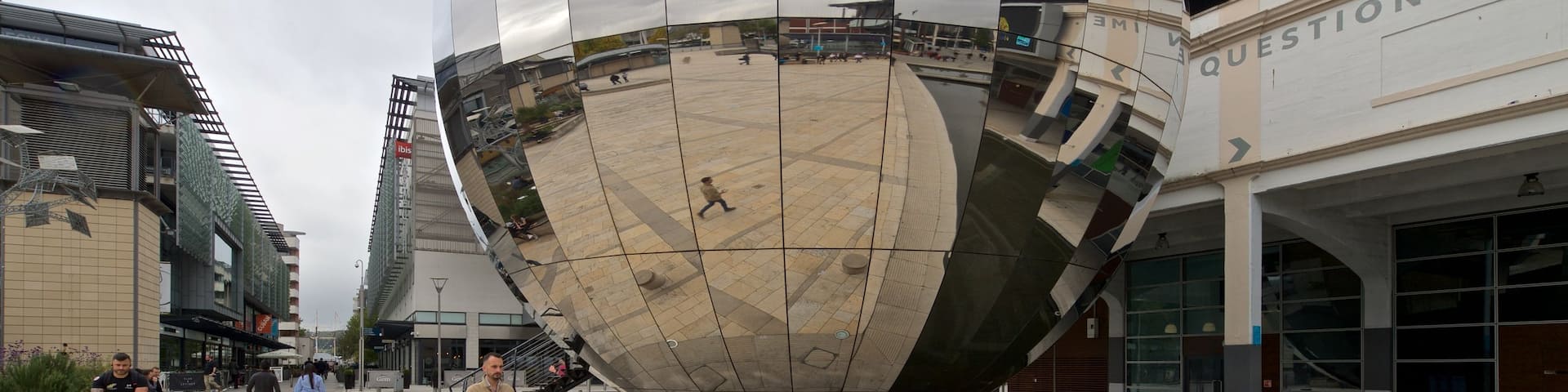 Plaza del Milenio mostrando escenas urbanas y arte al aire libre y también un pequeño grupo de personas