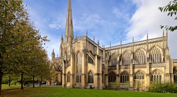 St. Mary Redcliffe Church som omfatter historiske bygningsværker og en kirke eller en katedral