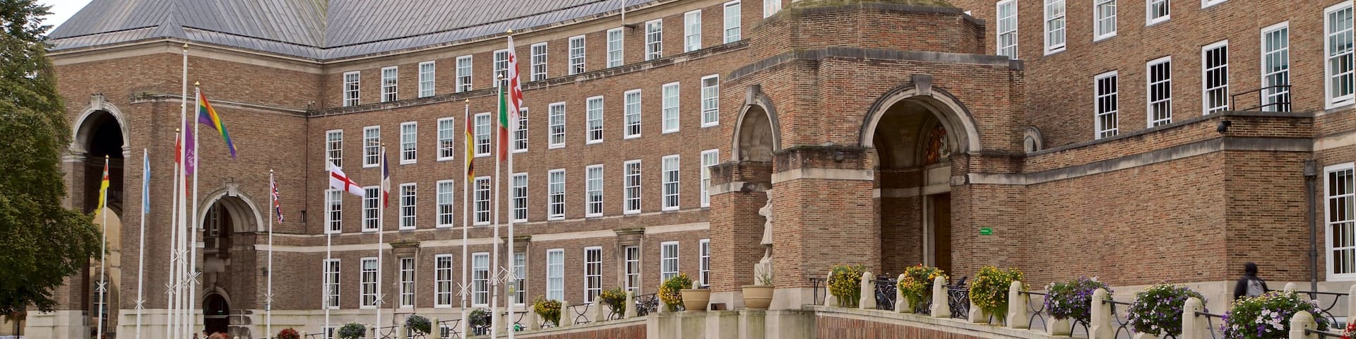 Bristol Council House welches beinhaltet historische Architektur und Fluss oder Bach