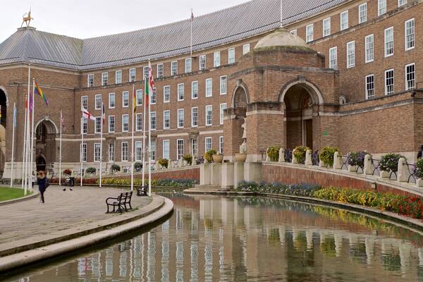 Bristol Council House welches beinhaltet historische Architektur und Fluss oder Bach