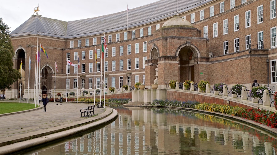 Bristol Council House som omfatter en flod eller et vandløb og historiske bygningsværker