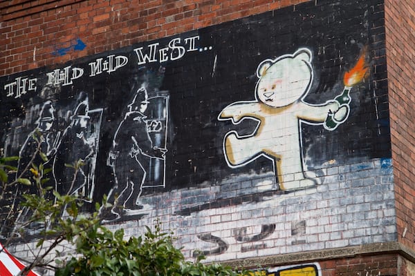 Banksy Graffiti Mild Mild West montrant art en plein air