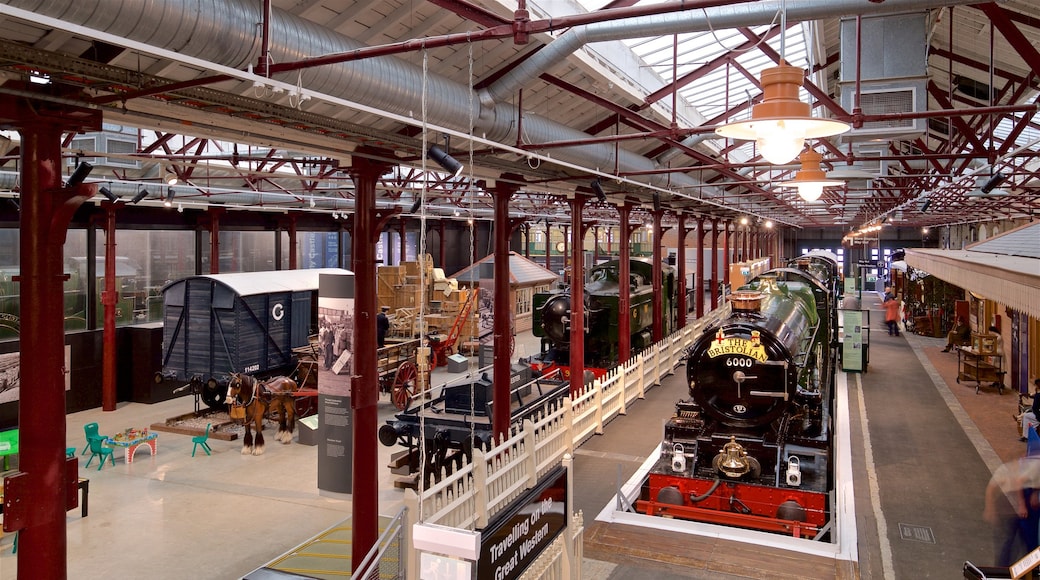 Museo della Great Western Railway mostrando ferrovia, oggetti d\'epoca e vista interna