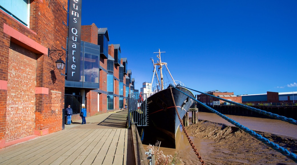 Arctic Corsair som visar en hamn eller havsbukt