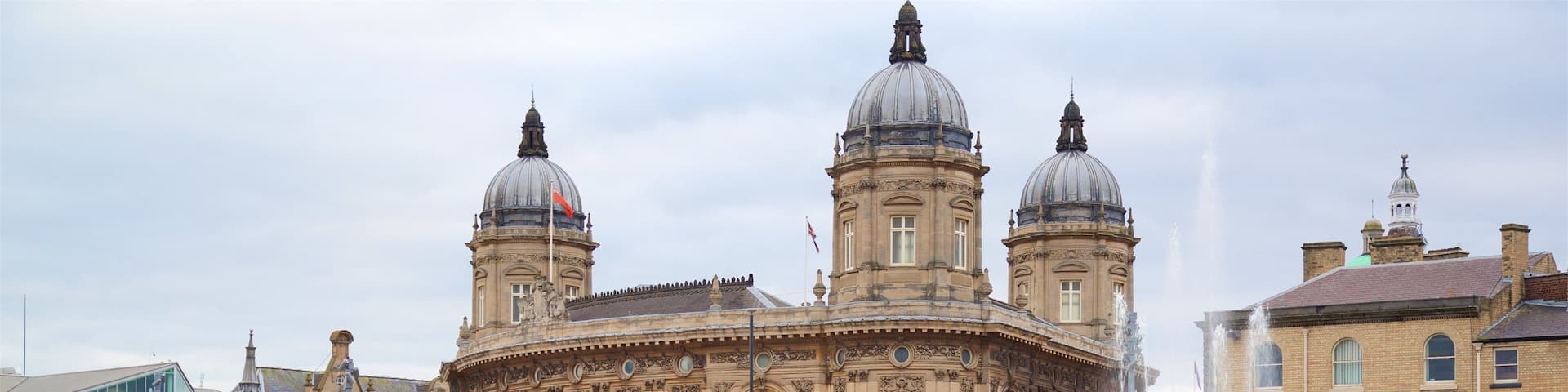 Queen\'s Gardens which includes a fountain, heritage architecture and flowers