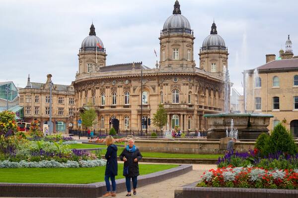 Queen\'s Gardens which includes a fountain, heritage architecture and flowers