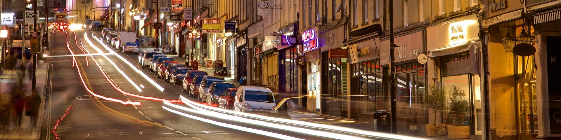 Wills Memorial Building welches beinhaltet bei Nacht und Stadt