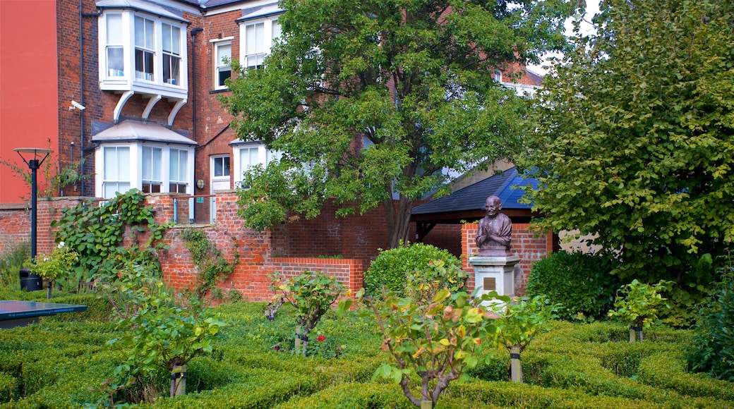 Museum Quarter showing a statue or sculpture and a garden