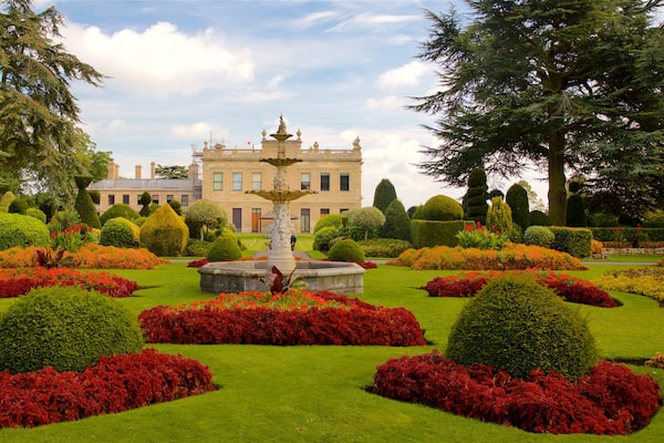 Brodsworth Hall das einen Blumen, Springbrunnen und Garten