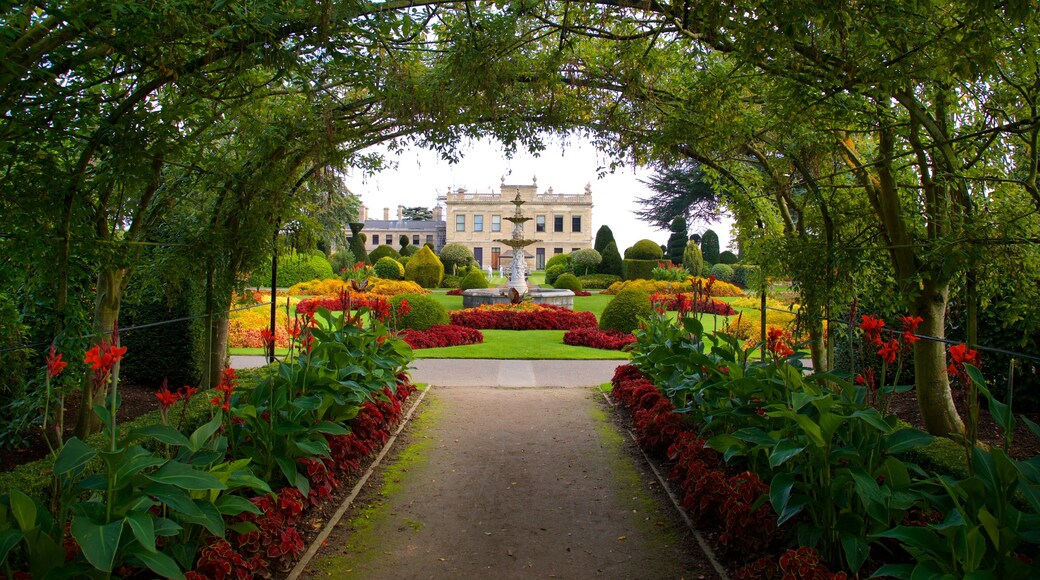 Brodsworth Hall inclusief bloemen, een fontein en een park