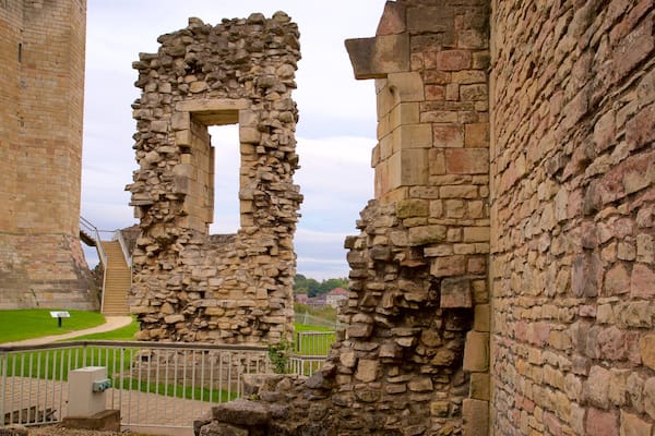 ChĂąteau fort Conisbrough Castle qui includes ruine